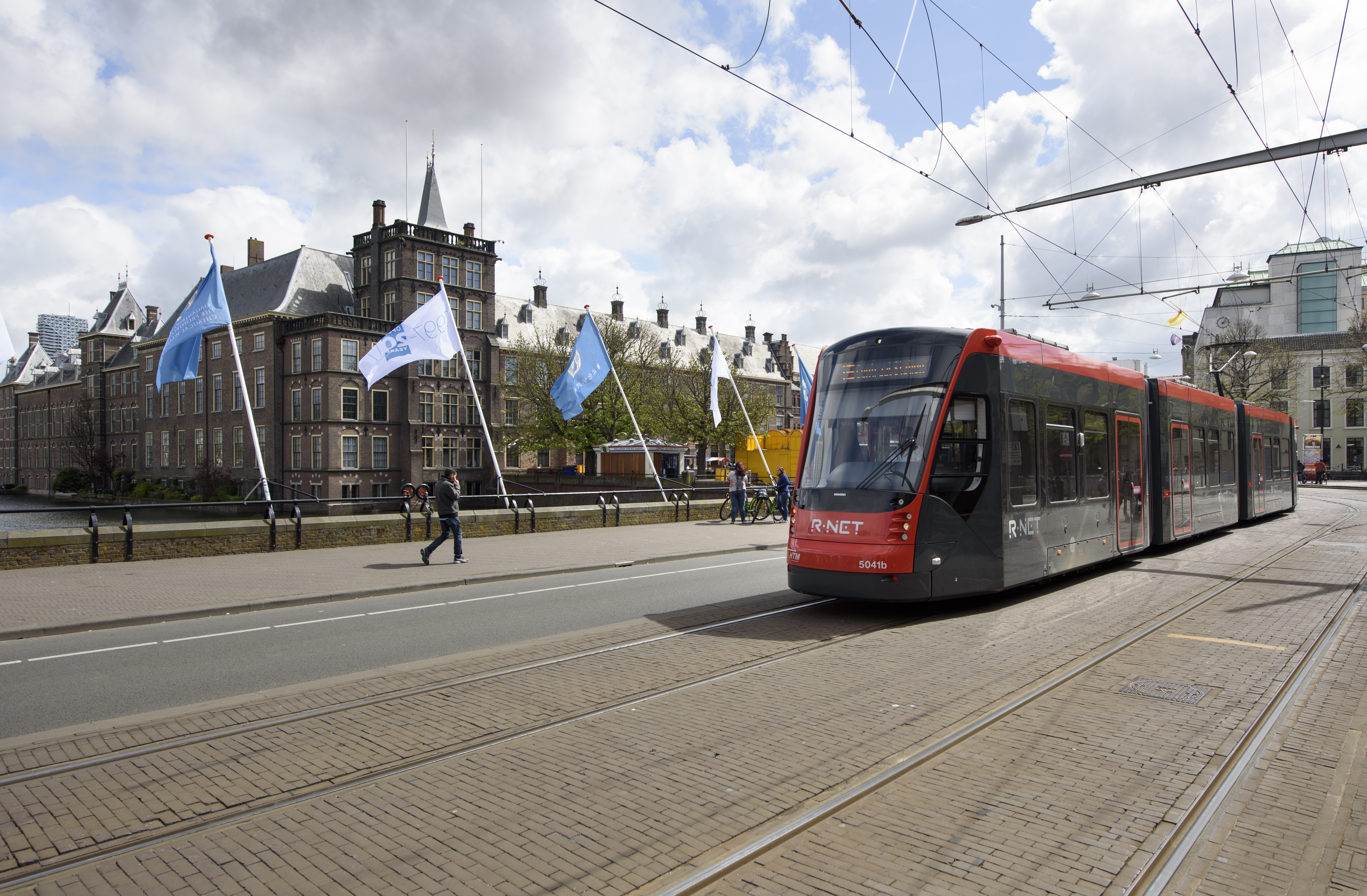 HTM Avenio rijdt langs de Hofvijver Den Haag