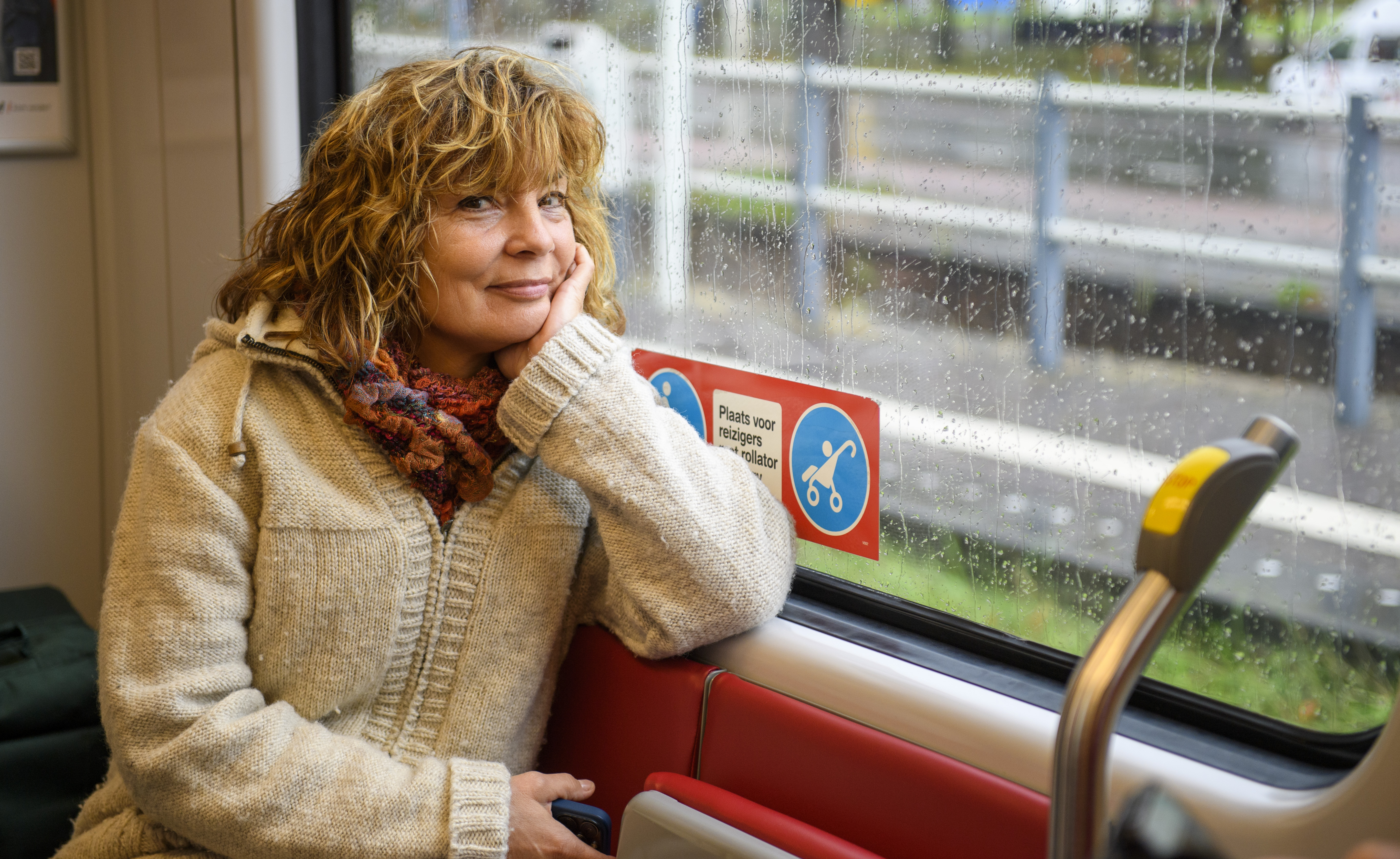 Vrouw zit in HTM tram en kijkt naar de camera