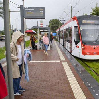 Reizigers op tramhalte Reizigers op halte wachten op HTM tram