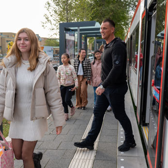 Reizigers stappen uit tram Reizigers stappen uit HTM tram