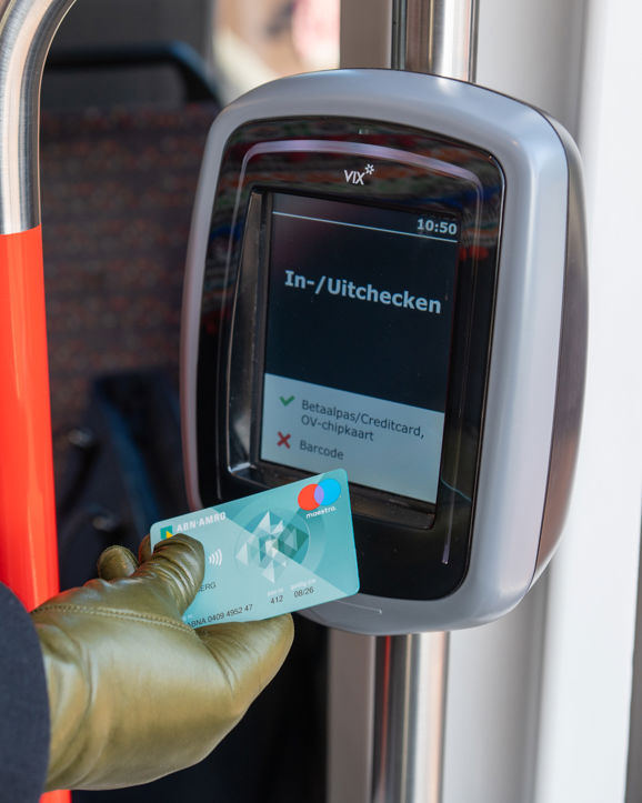 Reiziger checkt uit met pinpas Reiziger checkt uit met OV-pay
