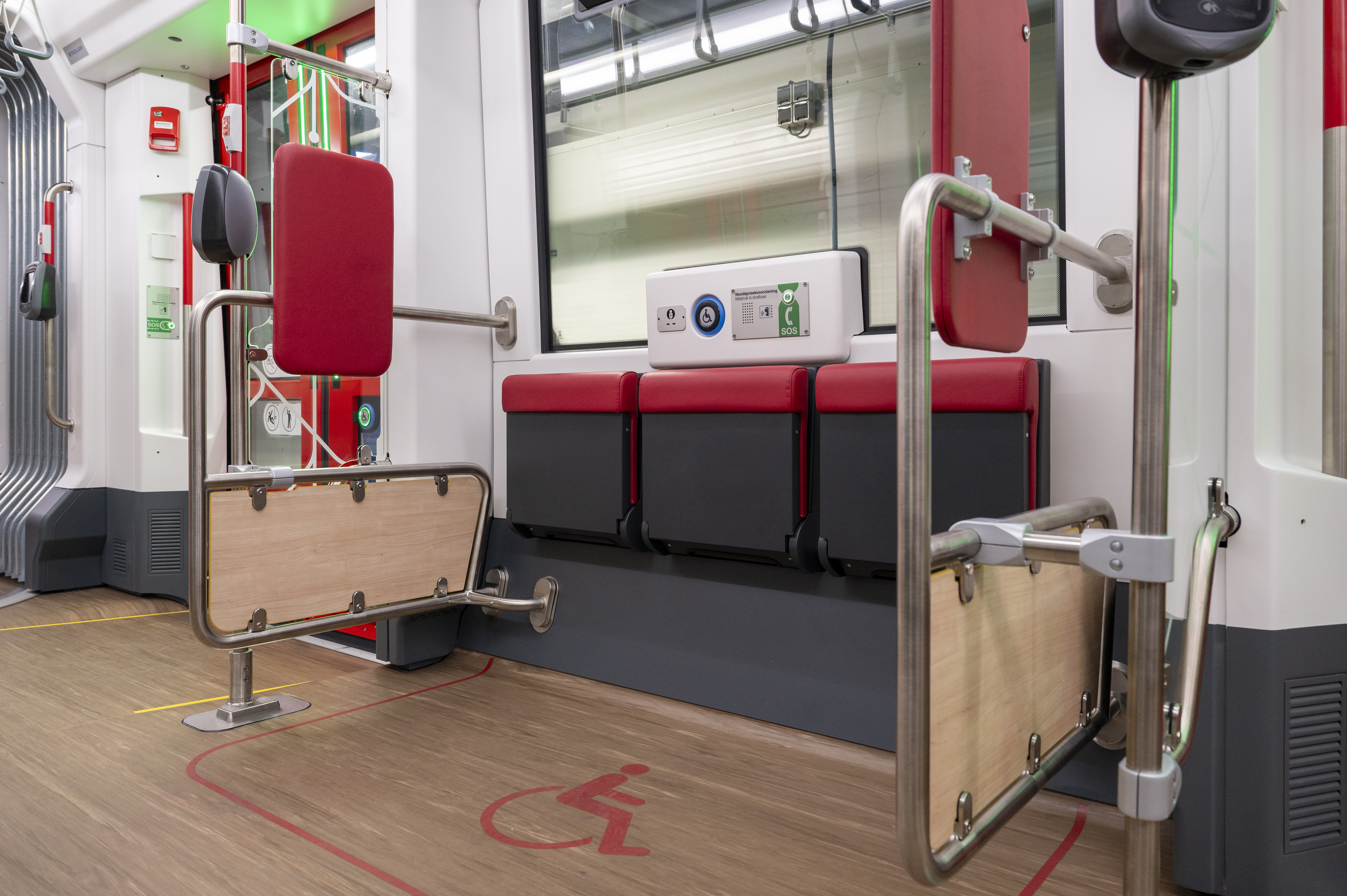 Rolstoelplek in de TINA-tram of plaats voor een kinderwagen