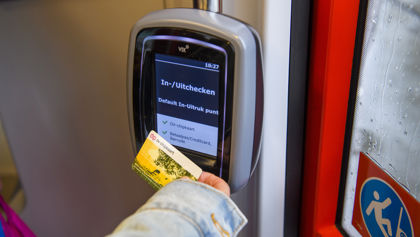 Reiziger checkt in met OV-chipkaart HTM reiziger checkt in met OV-chipkaart in HTM tram