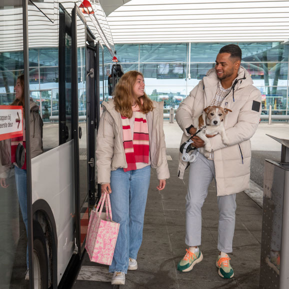 Reizigers lopen naast HTM bus Reizigers lopen naast HTM bus op Den Haag Centraal