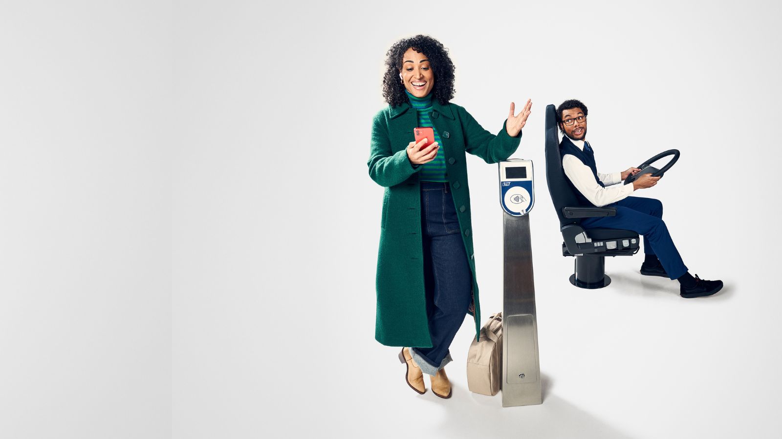 Vrouw met telefoon in haar hand is blij dat ze kan reizen met OVpay