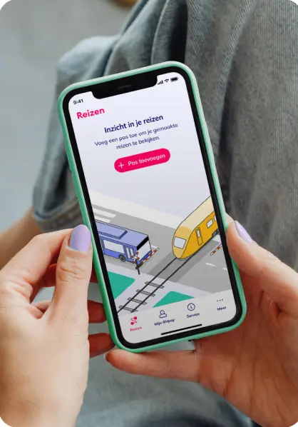 vrouw met telefoon in handen met daarop de OVpay App