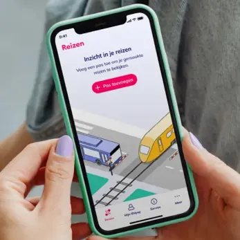vrouw met telefoon in handen met daarop de OVpay App vrouw met telefoon in handen met daarop de OVpay App