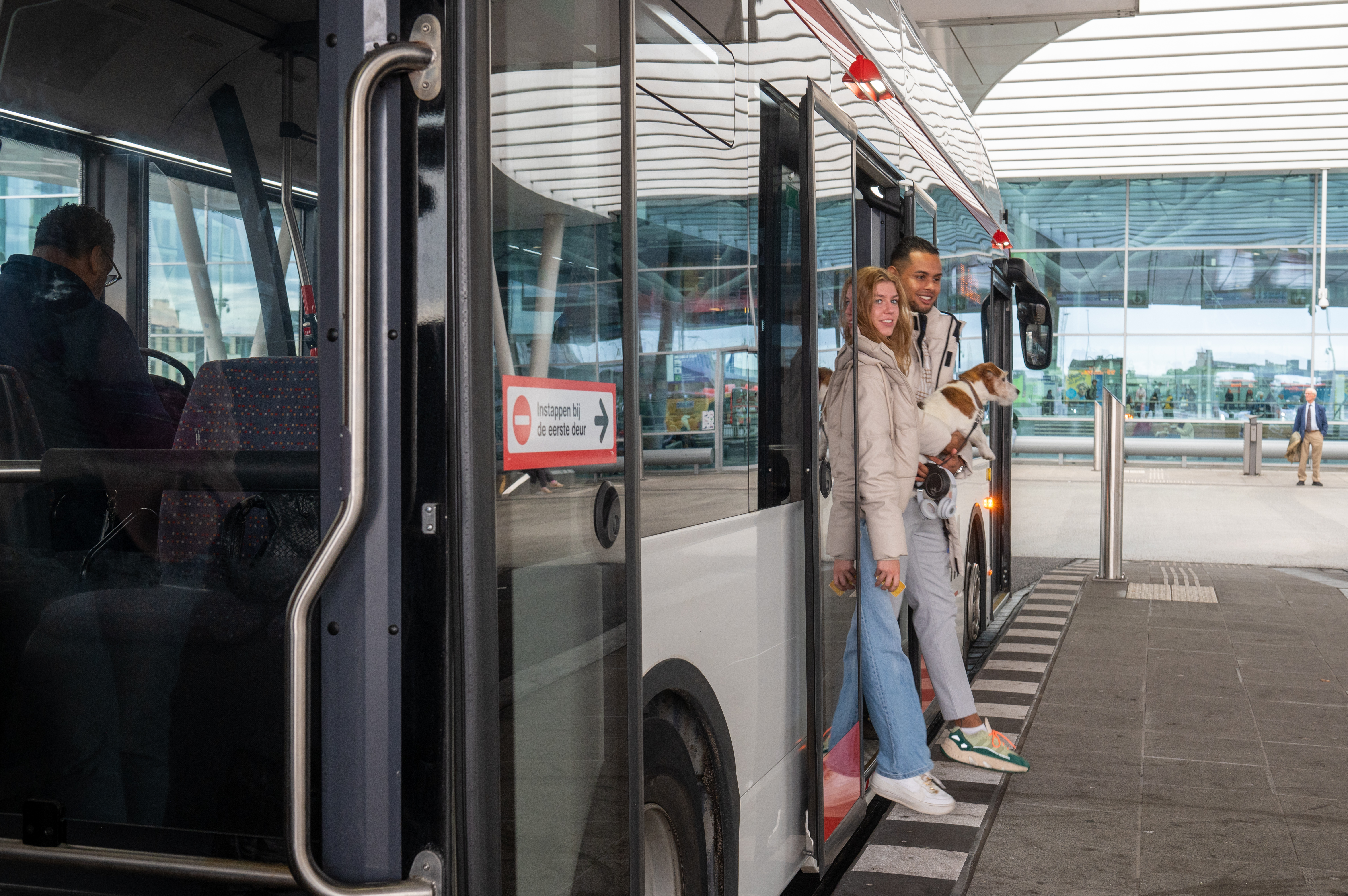 Reizigers stappen uit HTM bus op Den Haag Centraal