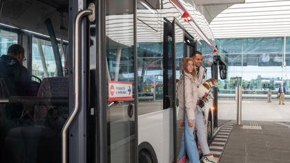Reizigers stappen uit HTM bus Reizigers stappen uit HTM bus op Den Haag Centraal