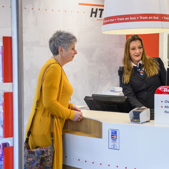 Vrouwelijke servicemedewerker Vrouwelijke servicemedewerker