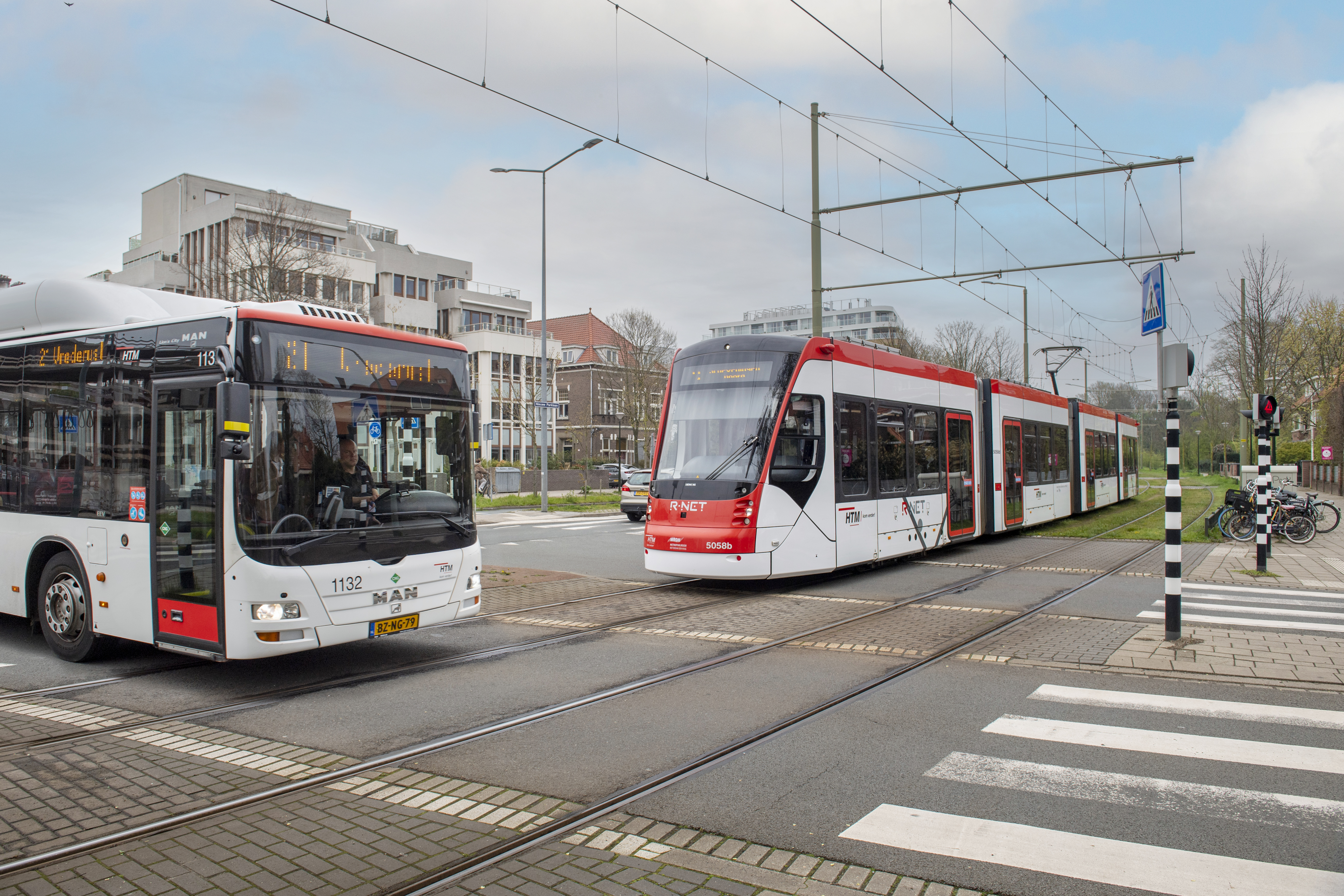HTM bus en Aveniotram op Nieuwe Parkweg