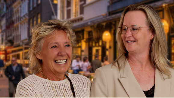 Vriendinnen lopen door de stad Vriendinnen lopen door de stad