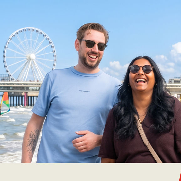 Banner koppel wandelend op scheveningen Banner koppel wandelend op scheveningen
