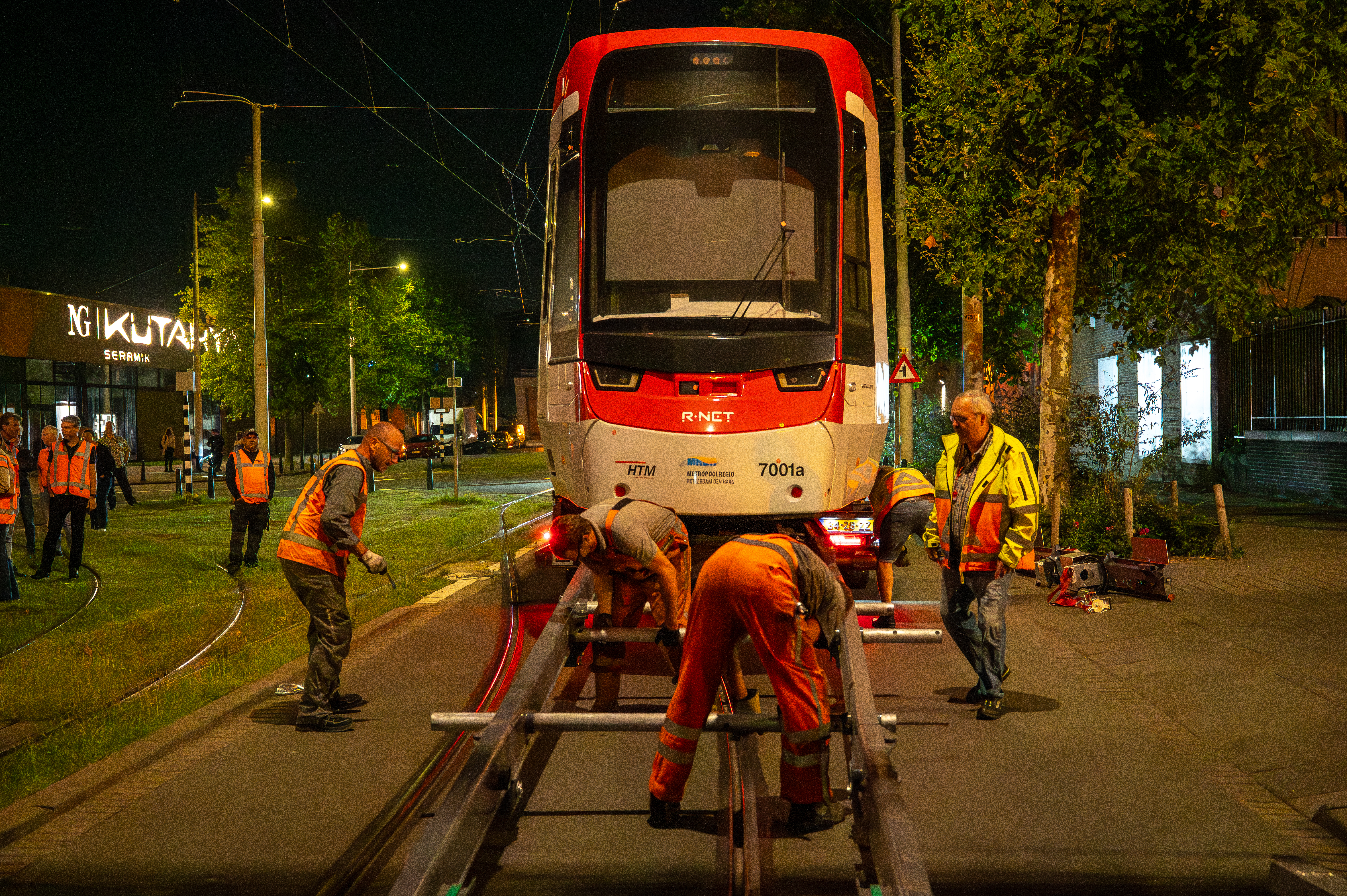 TINA 7001 wordt op de Werf in Den Haag van de dieplader afgereden