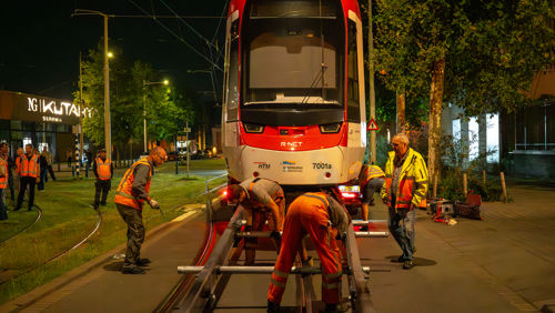 TINA 7001 wordt op de Werf in Den Haag van de dieplader afgereden TINA 7001 wordt op de Werf in Den Haag van de dieplader afgereden