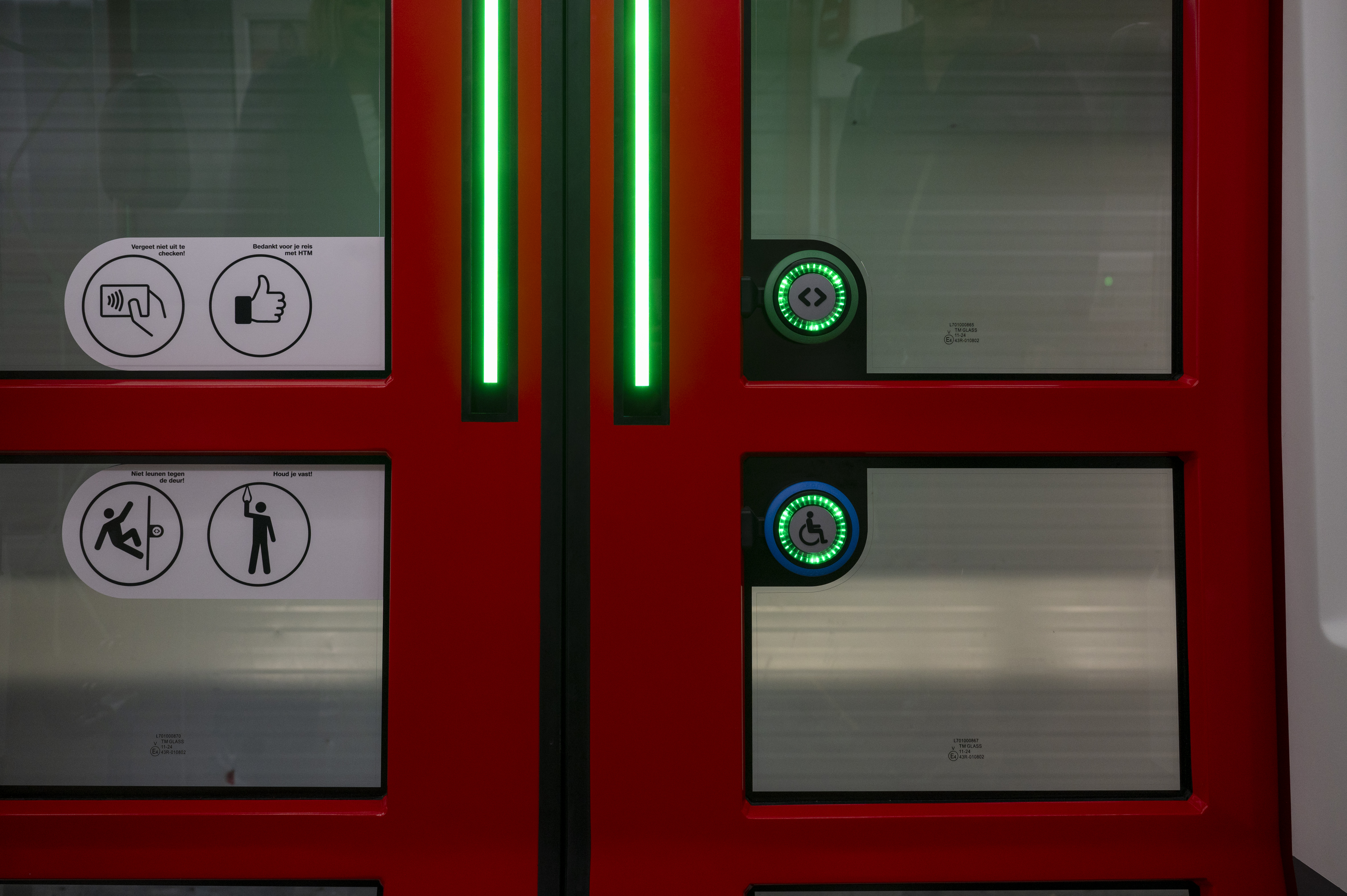 De ledstrips op de deuren van de TINA-tram kleuren groen