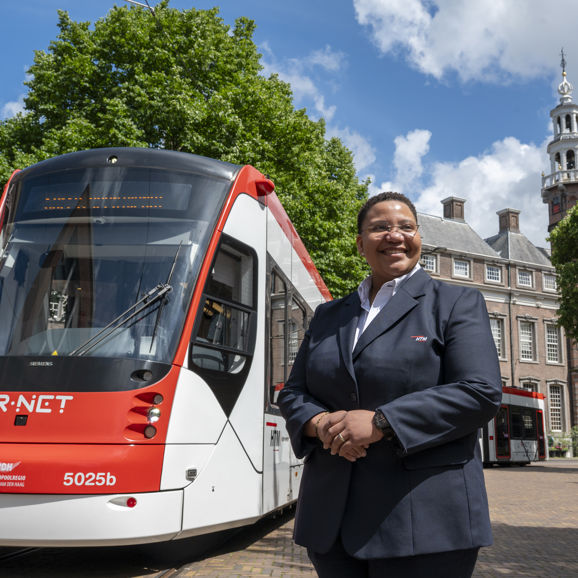 Trotse trambestuurder staat voor Avenio tram Trotse trambestuurder staat voor Avenio tram