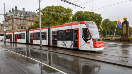 Wit met rode tram Wit met rode HTM tram rijdt bij Hofvijver Den Haag