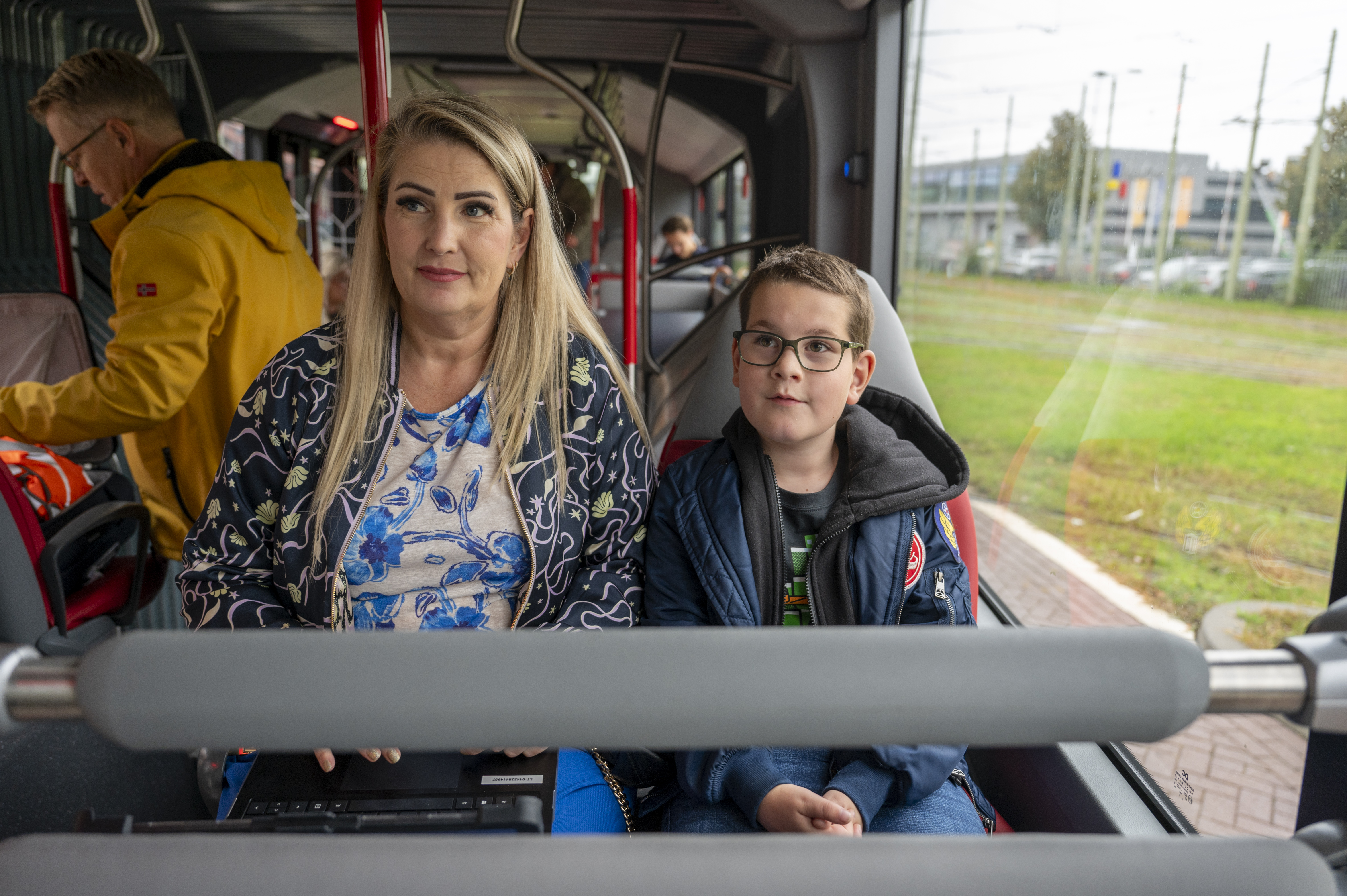 moeder en zoon zitten in een HTM bus