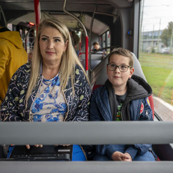 moeder en zoon zitten in een HTM bus moeder en zoon zitten in een HTM bus