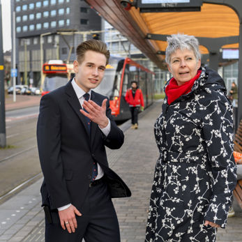 Ovsteward Jongeman met oudere vrouw Ovsteward Jongeman met oudere vrouw