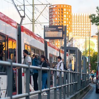 Een voorbeeld waar al twee abri's staan is de tramhalte Oudemanstraat De halte Oudemanstraat heeft al twee abri's om het wachten voor reizigers te veraangenamen