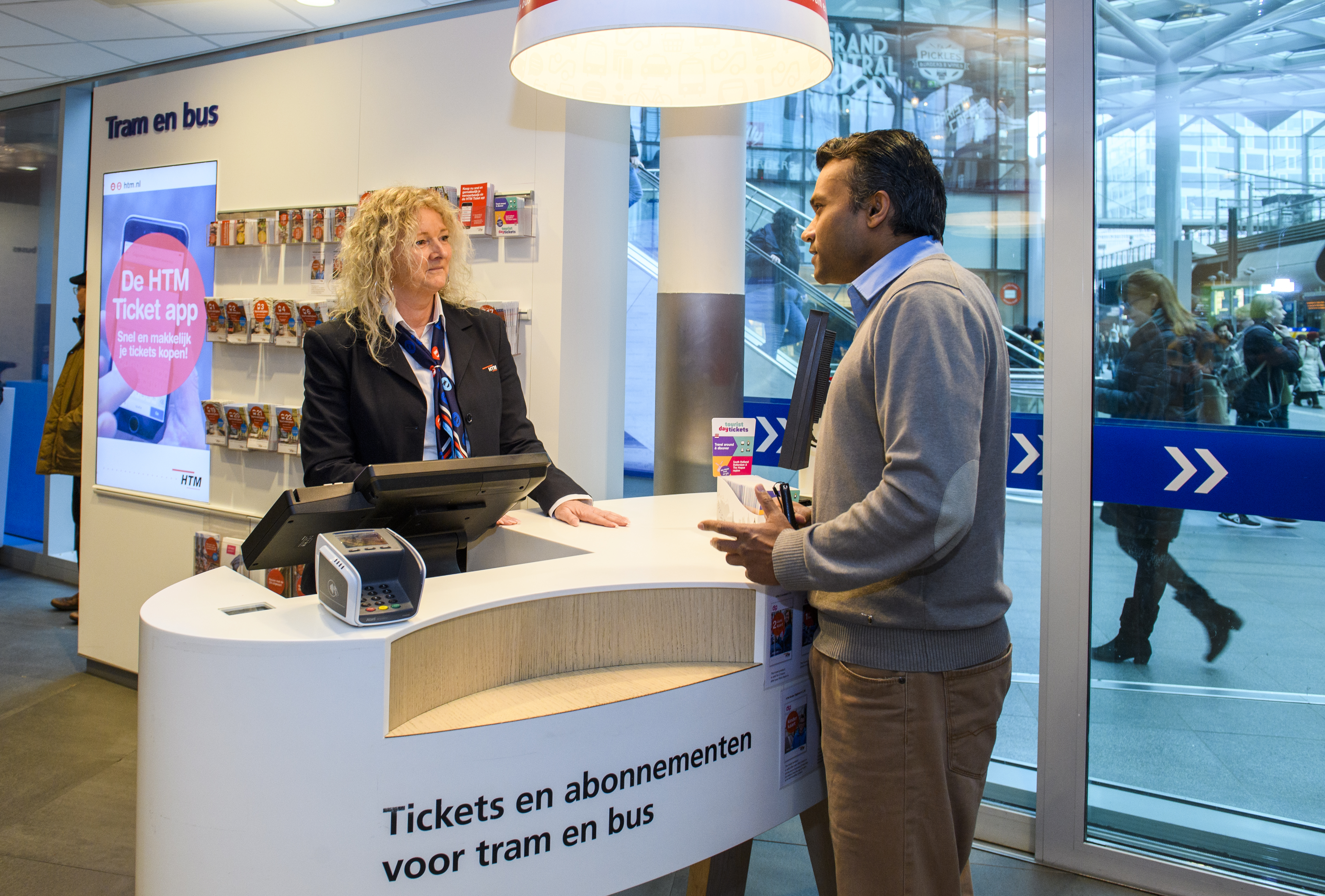 HTM Servicemedewerker Met Reiziger