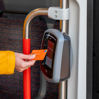 Reiziger checkt uit met pinpas Reiziger checkt uit met OV-pay