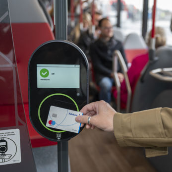 reiziger checkt in met betaalpas in bus reiziger checkt in met betaalpas in bus