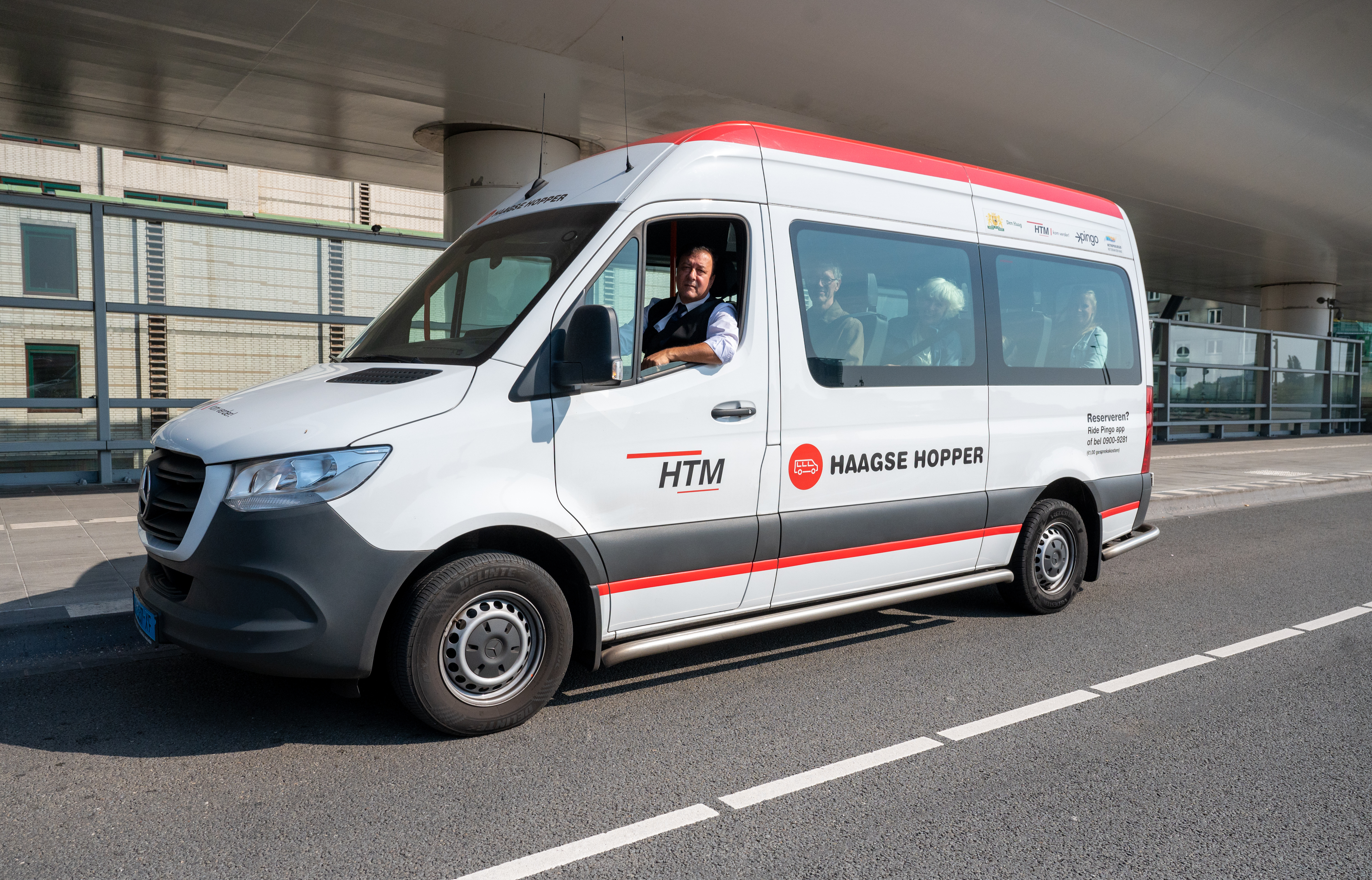HTM Haagse Hopper busje op busplatform Den Haag Centraal