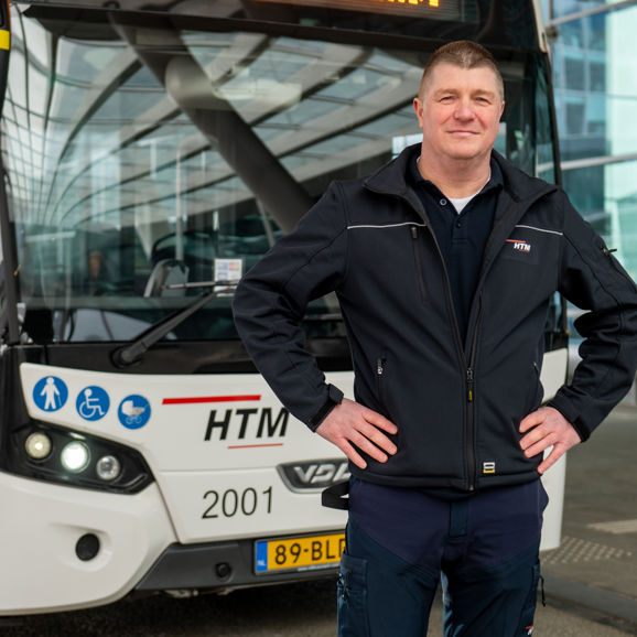 Buschauffeur staat voor een elektrische HTM Bus Buschauffeur staat voor een elektrische HTM Bus